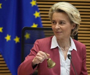 epa09737643 European Commission President Ursula von der Leyen rings a bell to signal the start of a meeting of the College of Commissioners at EU headquarters in Brussels, Belgium, 08 February 2022. The European Union is to publish proposals for its European Chips Act on 08 February.  EPA/VIRGINIA MAYO / POOL