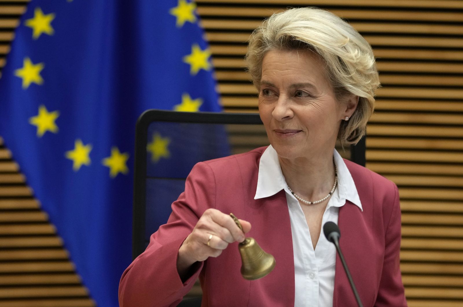 epa09737643 European Commission President Ursula von der Leyen rings a bell to signal the start of a meeting of the College of Commissioners at EU headquarters in Brussels, Belgium, 08 February 2022. The European Union is to publish proposals for its European Chips Act on 08 February.  EPA/VIRGINIA MAYO / POOL