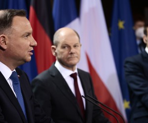 epa09739126 German Chancellor Olaf Scholz (C), French President Emmanuel Macron (R) and Polish President Andrzej Duda (L) speak to media ahead of a Weimar Triangle meeting to discuss the ongoing Ukraine crisis, in Berlin, Germany, 08 February 2022.  EPA/HANNIBAL HANSCHKE