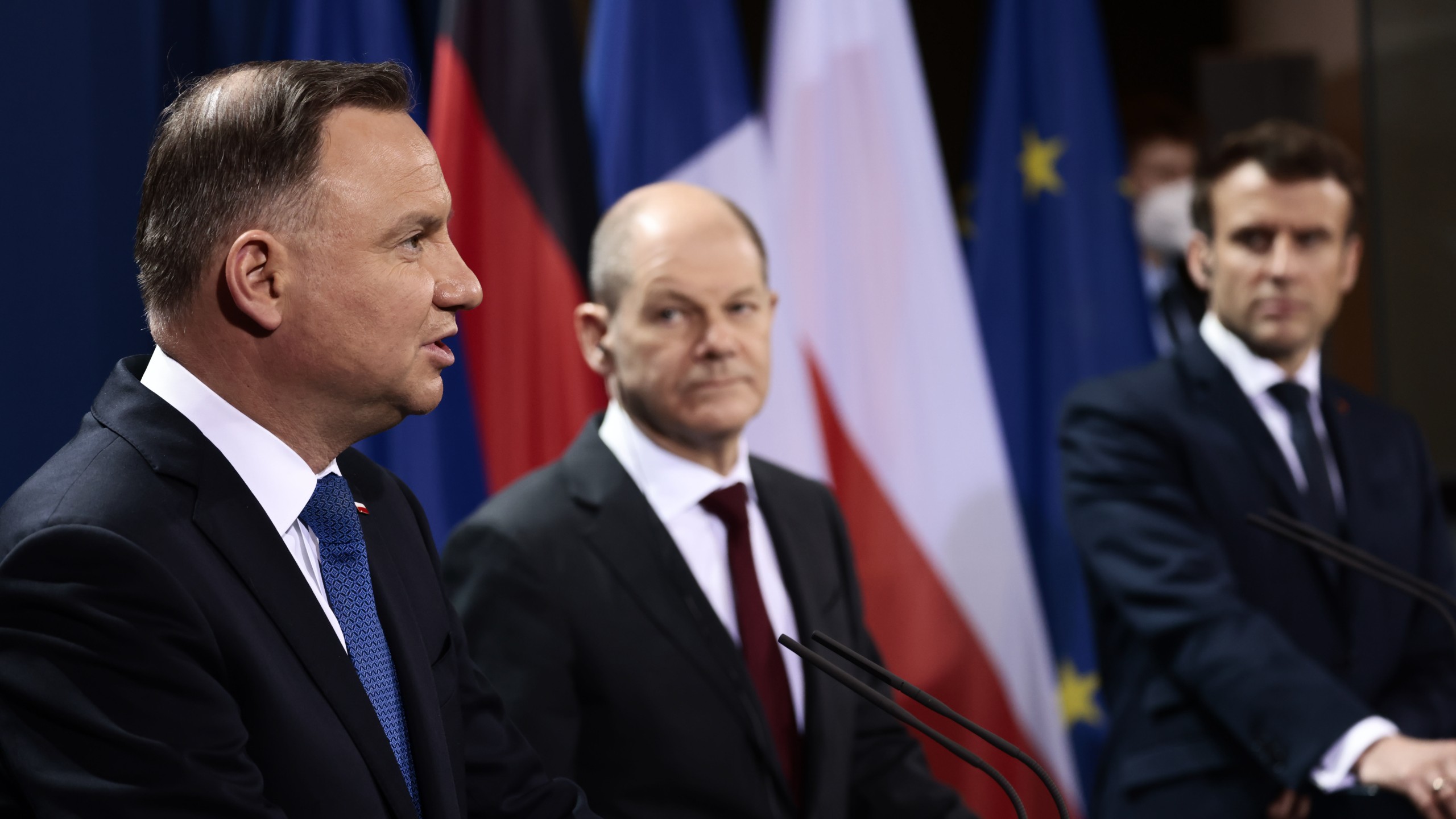 epa09739126 German Chancellor Olaf Scholz (C), French President Emmanuel Macron (R) and Polish President Andrzej Duda (L) speak to media ahead of a Weimar Triangle meeting to discuss the ongoing Ukraine crisis, in Berlin, Germany, 08 February 2022.  EPA/HANNIBAL HANSCHKE