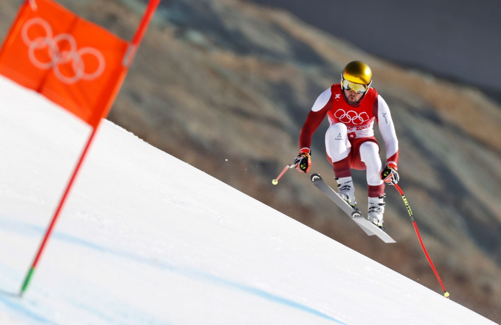 epa09742370 Johannes Strolz of Austria in action in the Men's Downhill race of the Alpine Combined competion of the Beijing 2022 Olympic Games at the Yanqing National Alpine Ski Centre Skiing, Beijing municipality, China, 10 February 2022.  EPA/GUILLAUME HORCAJUELO