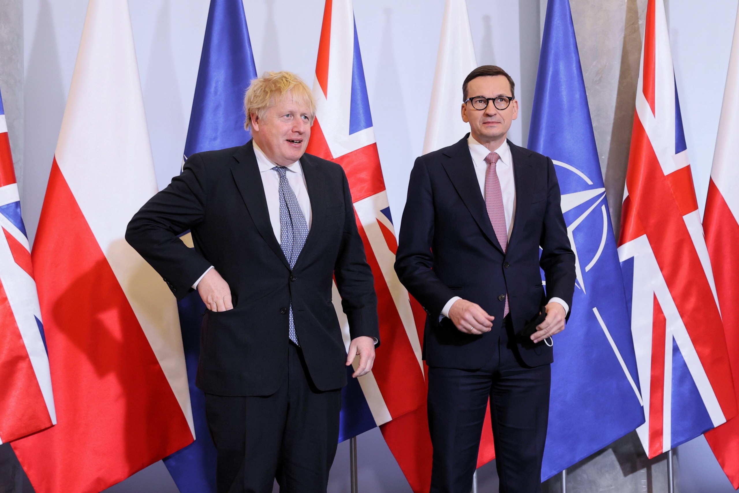 epa09744195 Polish Prime Minister Mateusz Morawiecki (R) and British Prime Minister Boris Johnson (L) during an official welcome ceremony before their meeting at the at the Chancellery of the Prime Minister in Warsaw, Poland, 10 February 2022. Johnson is visiting Poland amid tensions over the security situation in Ukraine.  EPA/LESZEK SZYMANSKI POLAND OUT