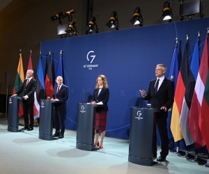 epa09744689 German Chancellor Olaf Scholz (2-L) holds a press conference with the leaders of the three Baltic states, (L-R) Lithuanian President Gitanas Nauseda, Estonian Prime Minister Kaja Kallas and Latvian Prime Minister Krisjanis Karins, ahead of consultations on the Ukraine crisis, at the Chancellery in Berlin, Germany, 10 February 2022.  EPA/CHRISTOPHE GATEAU / POOL