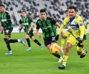 epa09745120 Juventus’ Paulo Dybala (R) in action during the Italian Cup quarterfinal soccer match Juventus FC vs US Sassuolo calcio at the Allianz Stadium in Turin, Italy, 10 February 2022.  EPA/ALESSANDRO DI MARCO