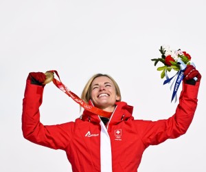 epa09745754 Gold medalist Lara Gut-Behrami of Switzerland celebrates during the victory ceremony of the Women's Super-G race of the Alpine Skiing events of the Beijing 2022 Olympic Games at the Yanqing National Alpine Ski Centre Skiing, Beijing municipality, China, 11 February 2022.  EPA/JEAN-CHRISTOPHE BOTT
