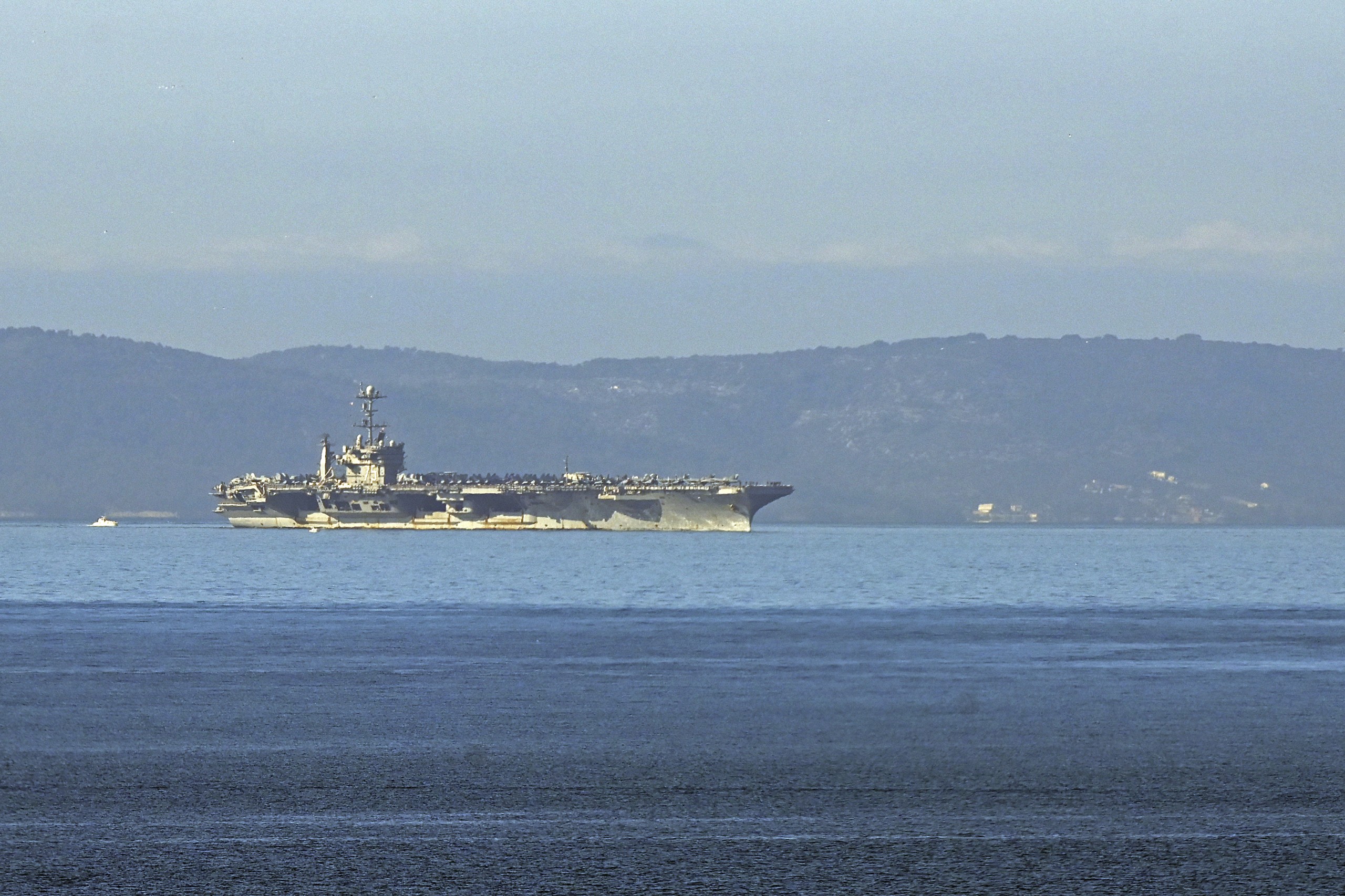 Split, 11.02.2022. Američki nosač aviona ‘USS Harry S. Truman‘ uplovljava pred Split.   foto HINA/ Mario STRMOTIC/ ms