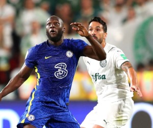 epa09750432 Romelu Lukaku (L) of Chelsea in action against Luan (R) of Palmeiras during the FIFA Club World Cup 2021 final soccer match between Chelsea FC and SE Palmeiras in Abu Dhabi, United Arab Emirates, 12 February 2022.  EPA/ALI HAIDER