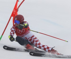 epa09751634 Filip Zubcic of Croatia clears a gate during the second run of the Men's Giant Slalom race of the Alpine Skiing events of the Beijing 2022 Olympic Games at the Yanqing National Alpine Ski Centre Skiing, Beijing municipality, China, 13 February 2022.  EPA/GUILLAUME HORCAJUELO
