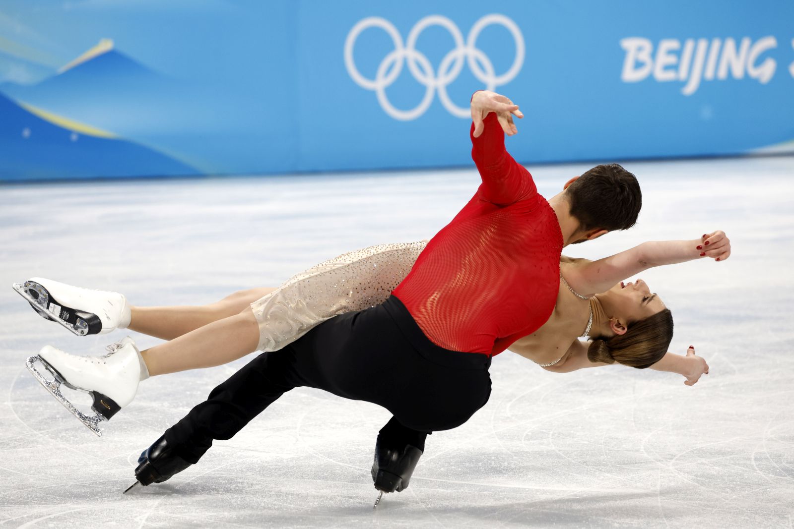 epa09754706 Gabriella Papadakis (back) and Guillaume Cizeron of France perform during the Ice Dance Free Dance of the Figure Skating events at the Beijing? 2022 Olympic Games, Beijing, China, 14 February 2022.  EPA/ROMAN PILIPEY