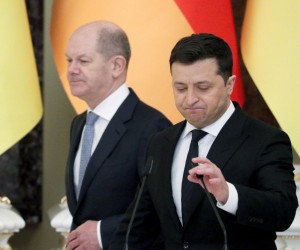 epa09756197 Ukrainian President Volodymyr Zelensky (R) and German Chancellor Olaf Scholz (L) hold a joint press conference following their meeting in Kiev, Ukraine, 14 February 2022. German Chancellor Scholz is on an official visit to Kiev to show solidarity and support to Ukraine amid fears of a Russian invasion.  EPA/SERGEY DOLZHENKO