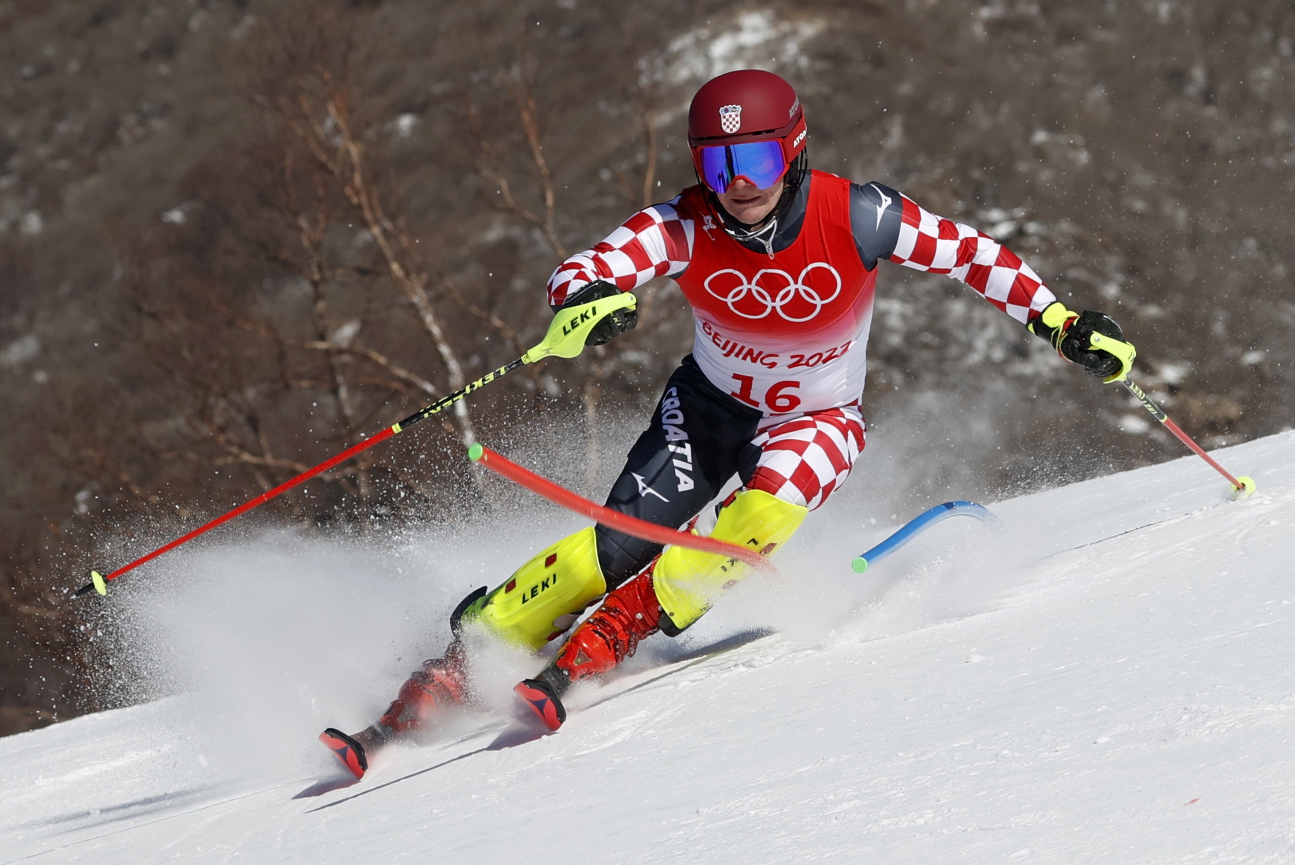 epa09760603 Filip Zubcic of Croatia during the first run of the Men's Slalom race of the Alpine Skiing events of the Beijing 2022 Olympic Games at the Yanqing National Alpine Ski Centre Skiing, Beijing municipality, China, 16 February 2022.  EPA/GUILLAUME HORCAJUELO