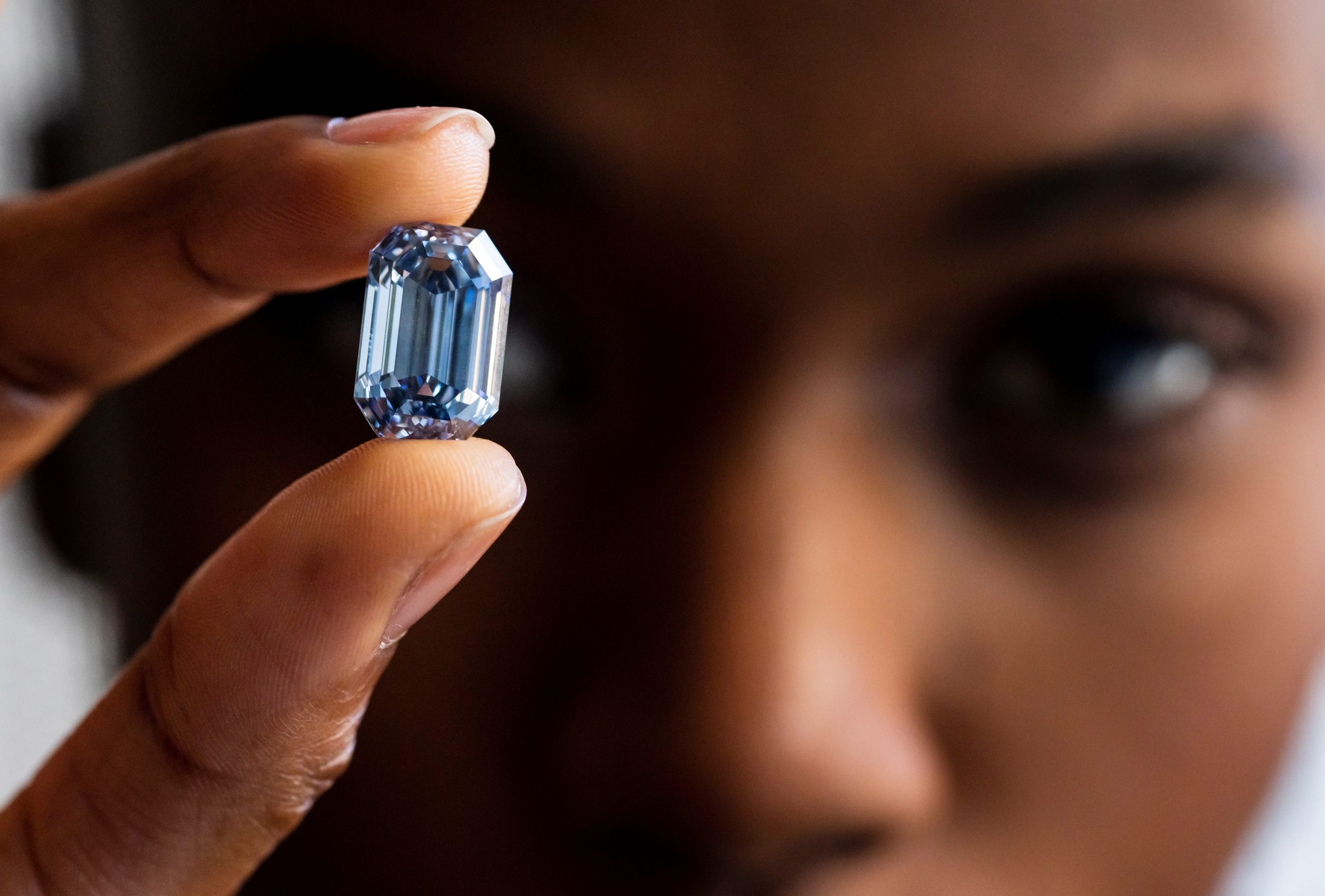 epa09762150 Model Stephany Martins displays the 'De Beers Cullinan Blue' diamond during a press preview at Sotheby's in New York, New York, USA, 15 February 2022. The gem, with 15.10 carats, is the largest blue diamond to ever appear at auction and is estimated to sell for 48 million USD (42.2 million EUR) during an auction at Sotheby's Hong Kong in April 2022.  EPA/JUSTIN LANE