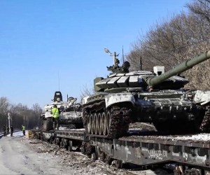 epa09762714 A handout still image taken from handout video made available by the Russian Defence Ministry press service shows Russian tanks load on the railway freight carriages in Voronezh region,  Russia, 16 February 2022. Units of the Western and Southern military districts on February 15 began returning from exercises to their bases by rail and road, the Russian Defense Ministry said.  EPA/RUSSIAN DEFENCE MINISTRY PRESS SERVICE/HANDOUT HANDOUT  HANDOUT EDITORIAL USE ONLY/NO SALES