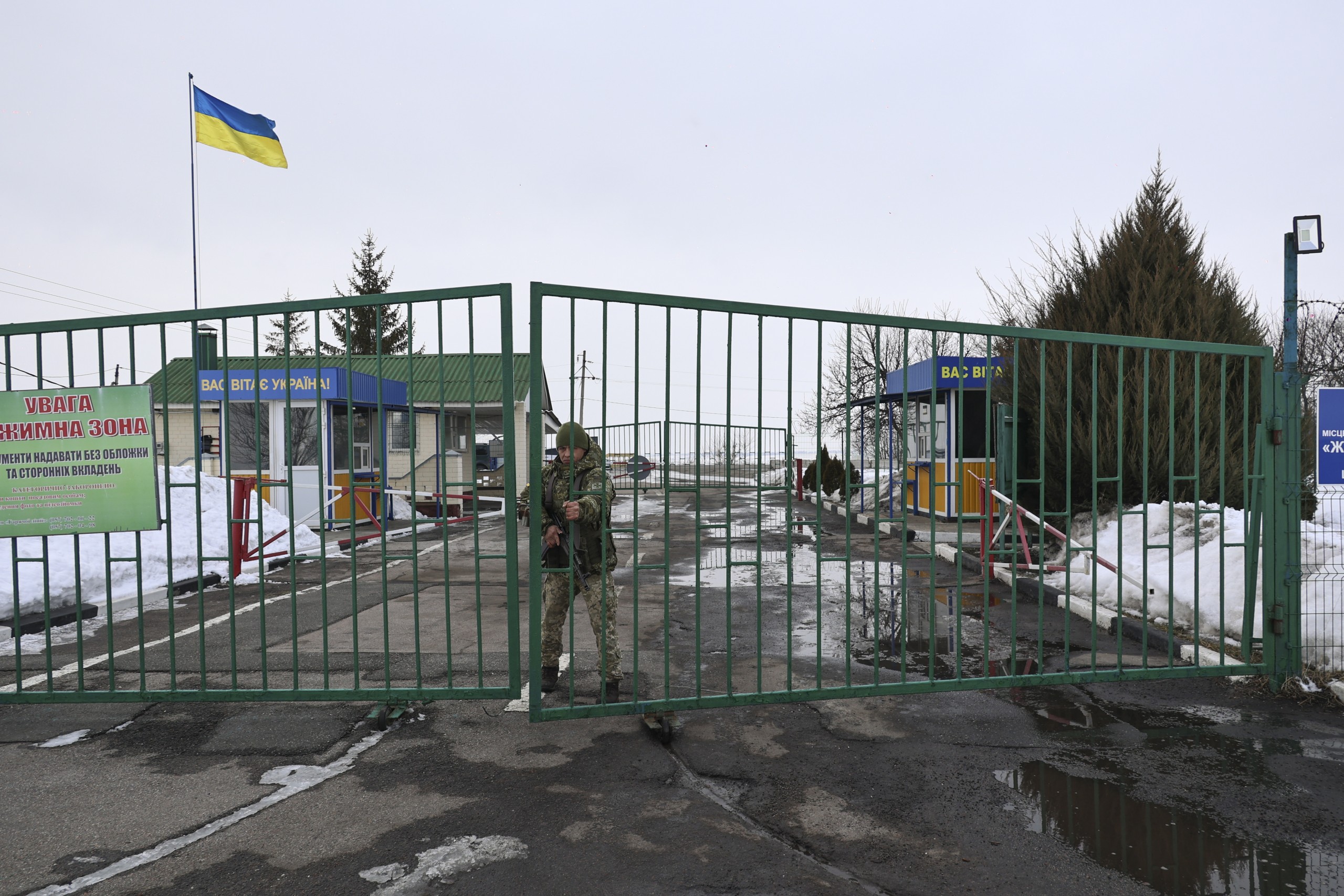 epa09763309 General view of the Goptivka border crossing between Ukraine and Russia not far from Eastern Ukrainian city of Kharkiv, 16 February 2022 amid tensions on the Ukrainian-Russian border.  EPA/SERGEY KOZLOV