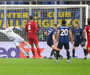 epa09764181 Inter's goalkeeper Samir Handanovic (L) concedes Liverpool's 1-0 lead during the UEFA Champions League round of 16, first leg soccer match between Inter Milan and Liverpool FC in Milan, Italy, 16 February 2022.  EPA/MATTEO BAZZI