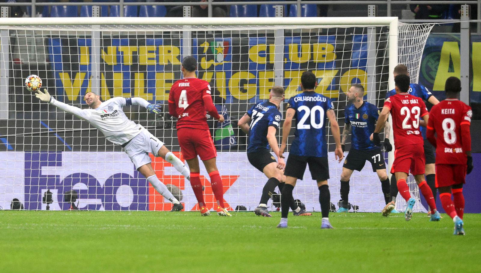 epa09764181 Inter's goalkeeper Samir Handanovic (L) concedes Liverpool's 1-0 lead during the UEFA Champions League round of 16, first leg soccer match between Inter Milan and Liverpool FC in Milan, Italy, 16 February 2022.  EPA/MATTEO BAZZI
