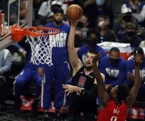 epa09768013 LA Clippers center Ivica Zubac scores against Houston Rockets forward Jae'Sean Tate (R) during the first quarter of the NBA game between the Los Angeles Clippers and the Houston Rockets at the Crypto.com Arena in Los Angeles, California, USA, 17 February 2022.  EPA/ETIENNE LAURENT  SHUTTERSTOCK OUT