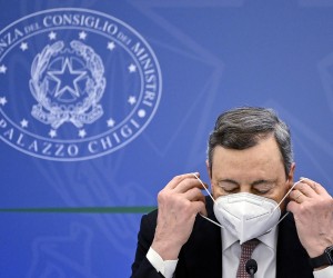 epa09770006 Italian Prime Minister, Mario Draghi, attends a press conference after the cabinet meeting to illustrate the new measures to contain the rise of energy's cost, in Rome, Italy, 18 February 2022.  EPA/RICCARDO ANTIMIANI