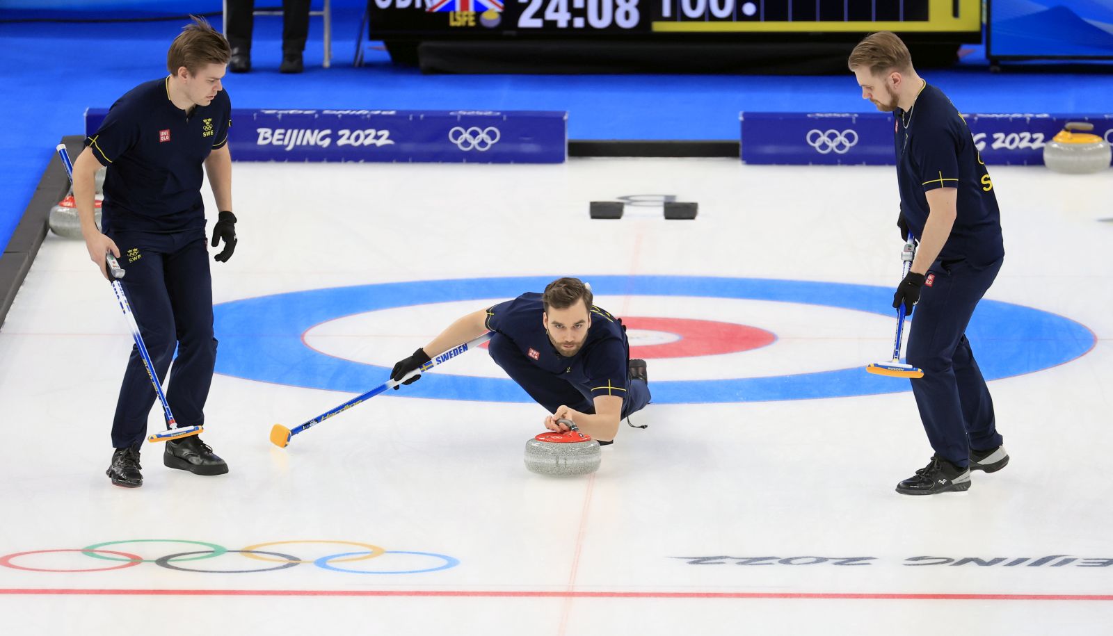 epa09770842 Oskar Eriksson of Sweden in action during Men's Curling gold medal match between Sweden and Great Britain at the Beijing 2022 Olympic Games, Beijing,  19 February 2022.  EPA/ALEX PLAVEVSKI