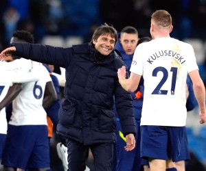 epa09772922 Tottenham manager Antonio Conte (C) celebrates with his players after winning the English Premier League soccer match between Manchester City and Tottenham Hotspur in Manchester, Britain, 19 February 2022.  EPA/ANDREW YATES EDITORIAL USE ONLY. No use with unauthorized audio, video, data, fixture lists, club/league logos or 'live' services. Online in-match use limited to 120 images, no video emulation. No use in betting, games or single club/league/player publications