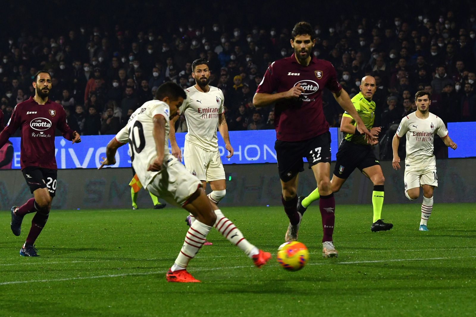 epa09772999 Milan’s Junior Messias scores the opening goal during the Italian Serie A soccer match US Salernitana vs AC Milan at the Arechi stadium in Salerno, Italy, 19 February 2022.  EPA/MASSIMO PICA