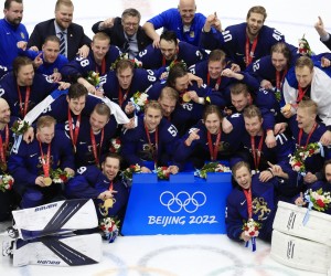 epa09773730 Gold medalists Team Finland pose with their medals after the Men's Ice Hockey gold medal match between Finland and the Russian Olympic Committee at the Beijing 2022 Olympic Games, Beijing, China, 20 February 2022. Finland won 2-1.  EPA/ALEX PLAVEVSKI