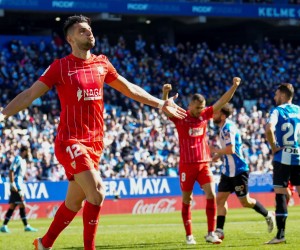 epa09774224 Rafael Mir (L) of Sevilla celebrates after scoring during the Spanish LaLiga soccer match Espanyol vs Sevilla at RCDE Stadium in Barcelona, Spain, 20 February 2022.  EPA/ENRIC FONTCUBERTA