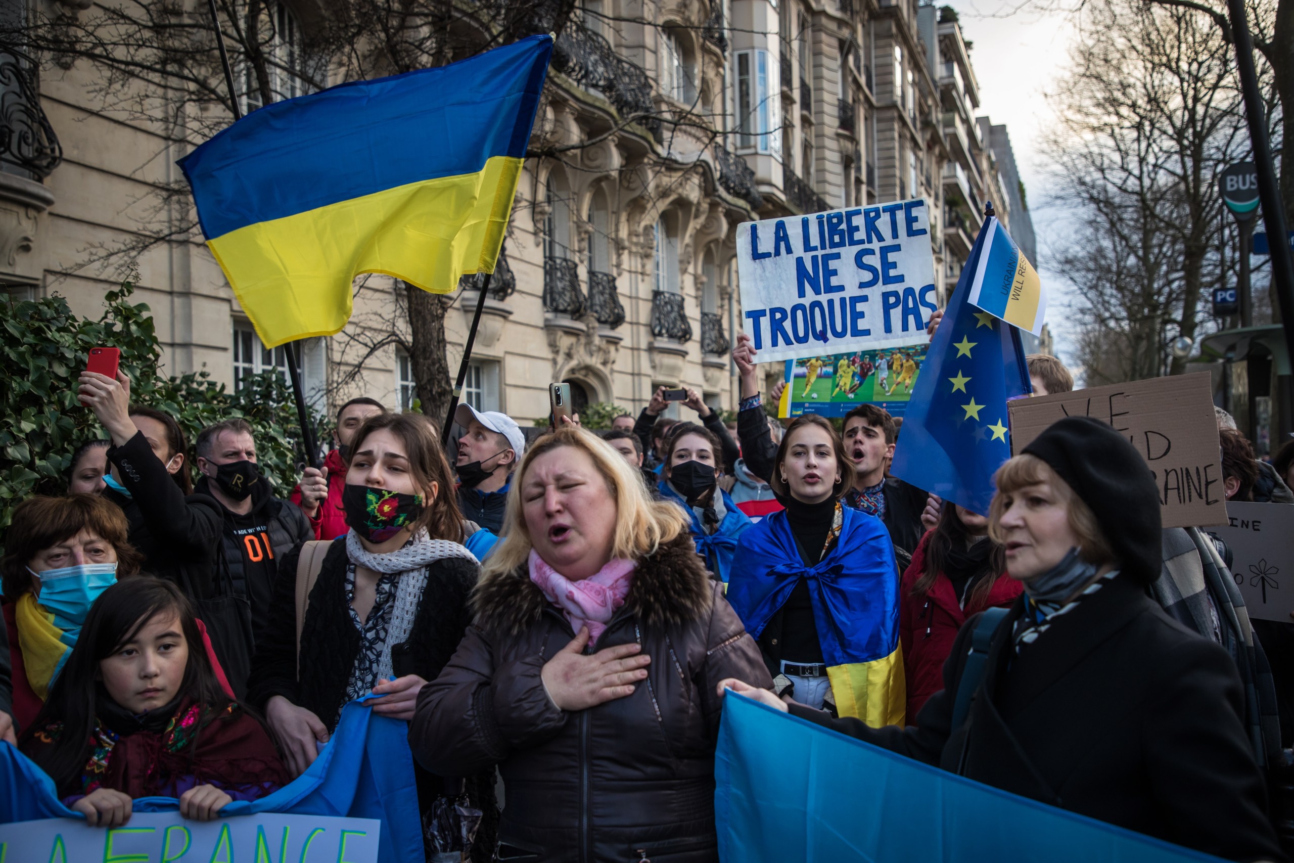 epa09777263 French-Ukrainian community members and pro-European activists gather in front of the Russian embassy in Paris, France, 22 February 2022 amid escalation on the Ukraine-Russian border.  EPA/CHRISTOPHE PETIT TESSON