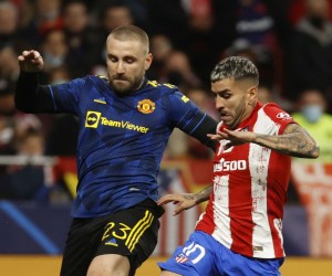 epa09779533 Atletico's Angel Correa (R) duels for the ball against Manchester United's Luke Shaw (L) during the UEFA Champions League round of 16 first leg soccer match between Atletico de Madrid and Manchester United held at Wanda Metropolitano stadium in Madrid, Spain, 23 February 2022.  EPA/Juanjo Martin