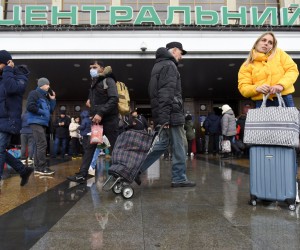 epa09780437 People wait to leave at the Kiev Central railway station in Kiev, Ukraine, 24 February 2022. Russian troops entered Ukraine in the early morning of 24 february while the country's President Volodymyr Zelensky addressed the nation to announce the imposition of martial law.  EPA/STRINGER
