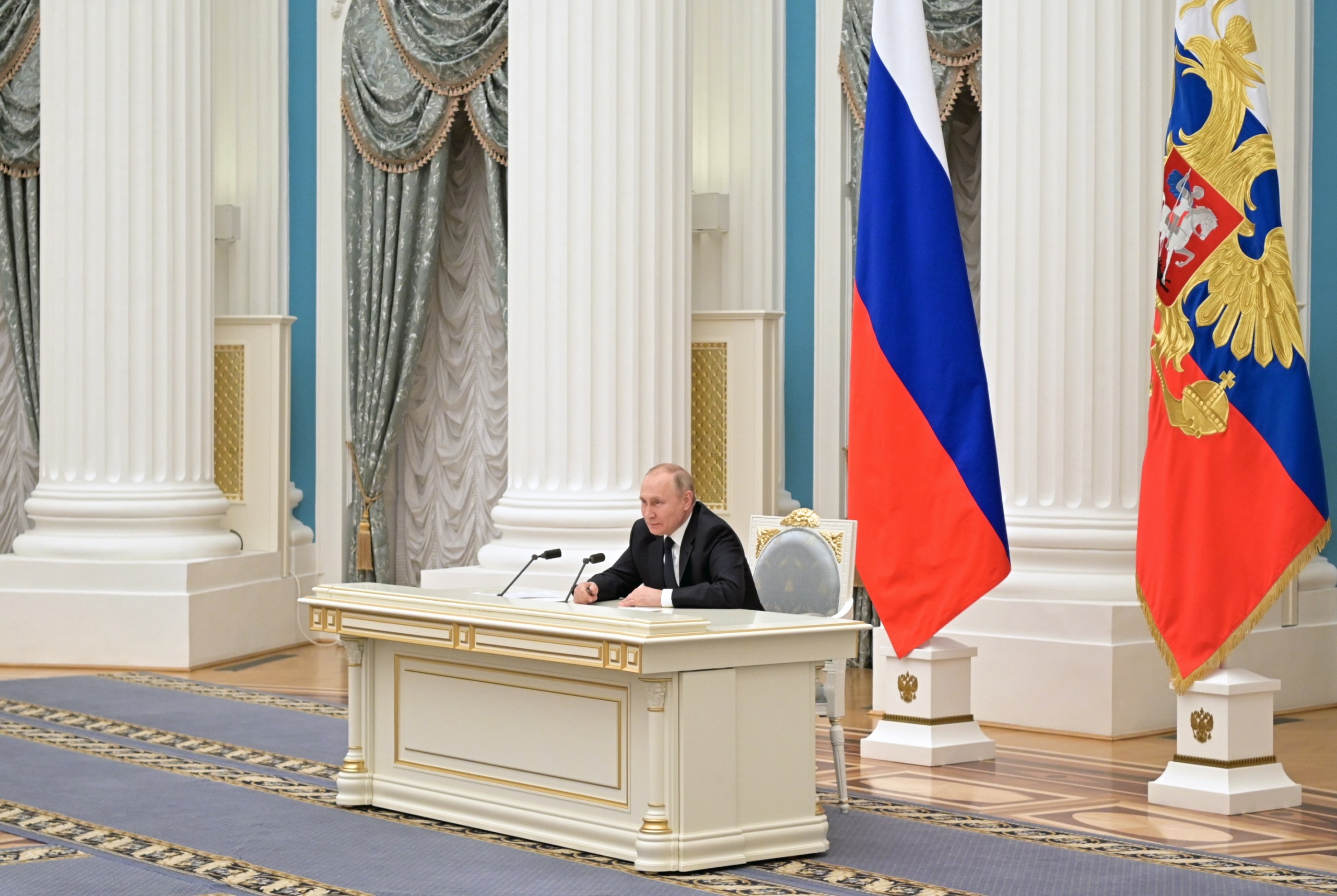 epa09781644 Russian President Vladimir Putin chairs a meeting with Russian businessmen at the Kremlin in Moscow, Russia, 24 February 2022. In the early hours of 24 February, President Putin announced his decision to launch a special military operation on Ukraine. Against this background, the Russian Ruble weakened against the US dollar and the euro to a six-year low, the Russian stock market fell by 11 percent, trading on the Moscow and St. Petersburg stock exchanges were suspended. The prices of oil and precious metals are rising on world markets.  EPA/ALEKSEY NIKOLSKYI/SPUTNIK/KREMLIN / POOL