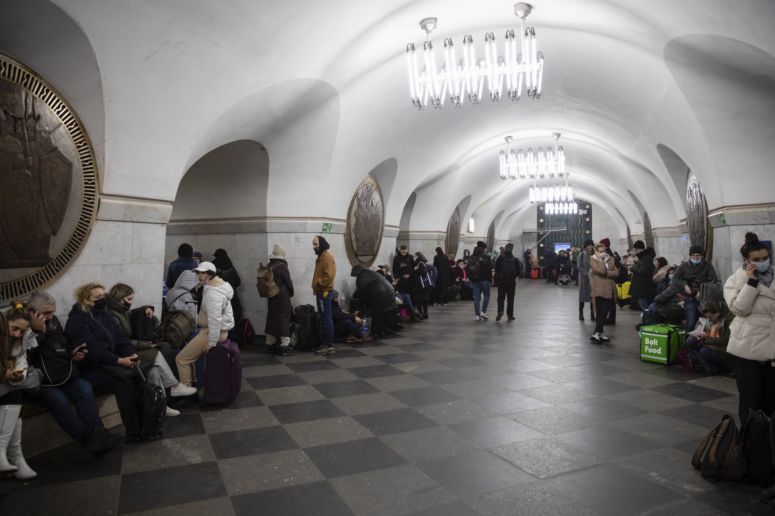 epa09782634 Ukrainians take shelter in a metro station for the coming night in Kiev, Ukraine, 24 February 2022. Russian troops launched a major military operation on Ukraine on 24 February, after weeks of intense diplomacy and the imposition of Western sanctions on Russia aimed at preventing an armed conflict in Ukraine.  EPA/MIKHAIL PALINCHAK