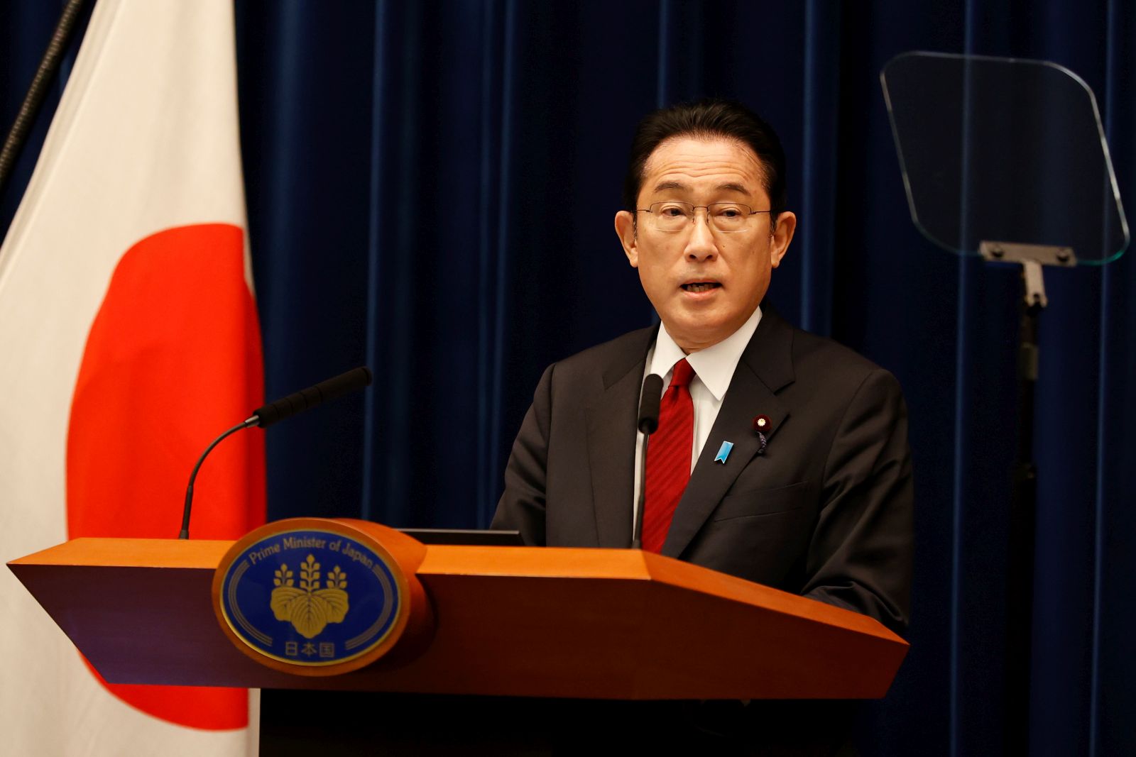 epa09782770 Japan's Prime Minister Fumio Kishida speaks during a press conference at the prime minister's official residence in Tokyo, Japan, 25 February 2022.  EPA/Rodrigo Reyes Marin / POOL
