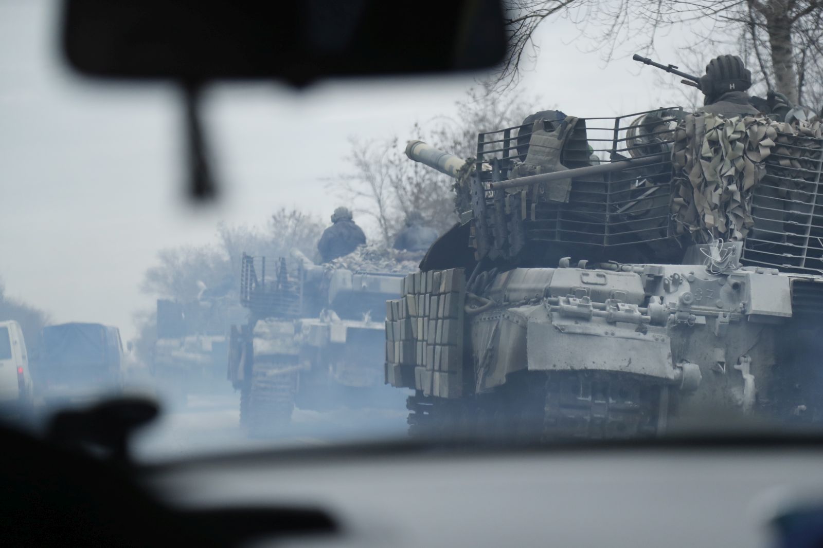 epa09783623 Ukrainian tanks moving near town of Severodonetsk east of Ukraine, 24 February 2022 (issued 25 February 2022). Russian troops entered Ukraine on 24 February prompting the country's president to declare martial law.  EPA/ZURAB KURTSIKIDZE
