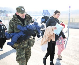 epa09786312 People fleeing the region of the Russian-Ukrainian conflict  arrive at the Polish-Ukrainian border in Medyka, southeastern Poland, 26 February 2022. At the border crossing itself, mostly women with small children in their arms are seeking help. Russia's invasion of Ukraine started on the early hours of 24 February.  EPA/DAREK DELMANOWICZ POLAND OUT