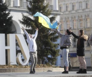epa09786835 People take photos of a cat wrapped in a Ukrainian flag in Kiev, Ukraine, 26 February 2022. Russian troops launched a major military operation on Ukraine on 24 February, after weeks of intense diplomacy and the imposition of Western sanctions on Russia aimed at preventing an armed conflict in Ukraine. Martial law was introduced in Ukraine, with explosions heard in many cities, including Kiev.  EPA/ZURAB KURTSIKIDZE