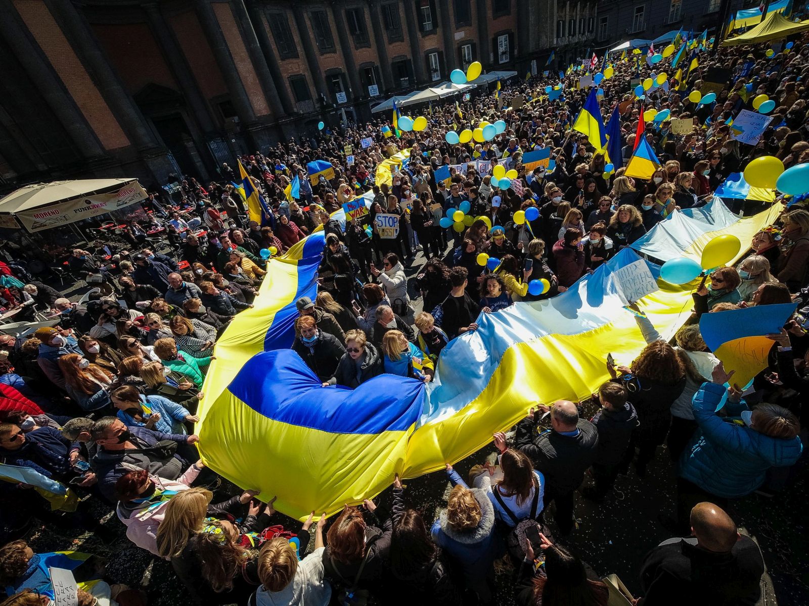 epa09788919 Ukrainian citizens and supporters demonstrate against the war in Ukraine at Piazza Dante in Naples, Italy, 27 February 2022. Russian troops entered Ukraine on 24 February prompting the country's president to declare martial law and triggering a series of announcements by Western countries to impose severe economic sanctions on Russia.  EPA/CESARE ABBATE