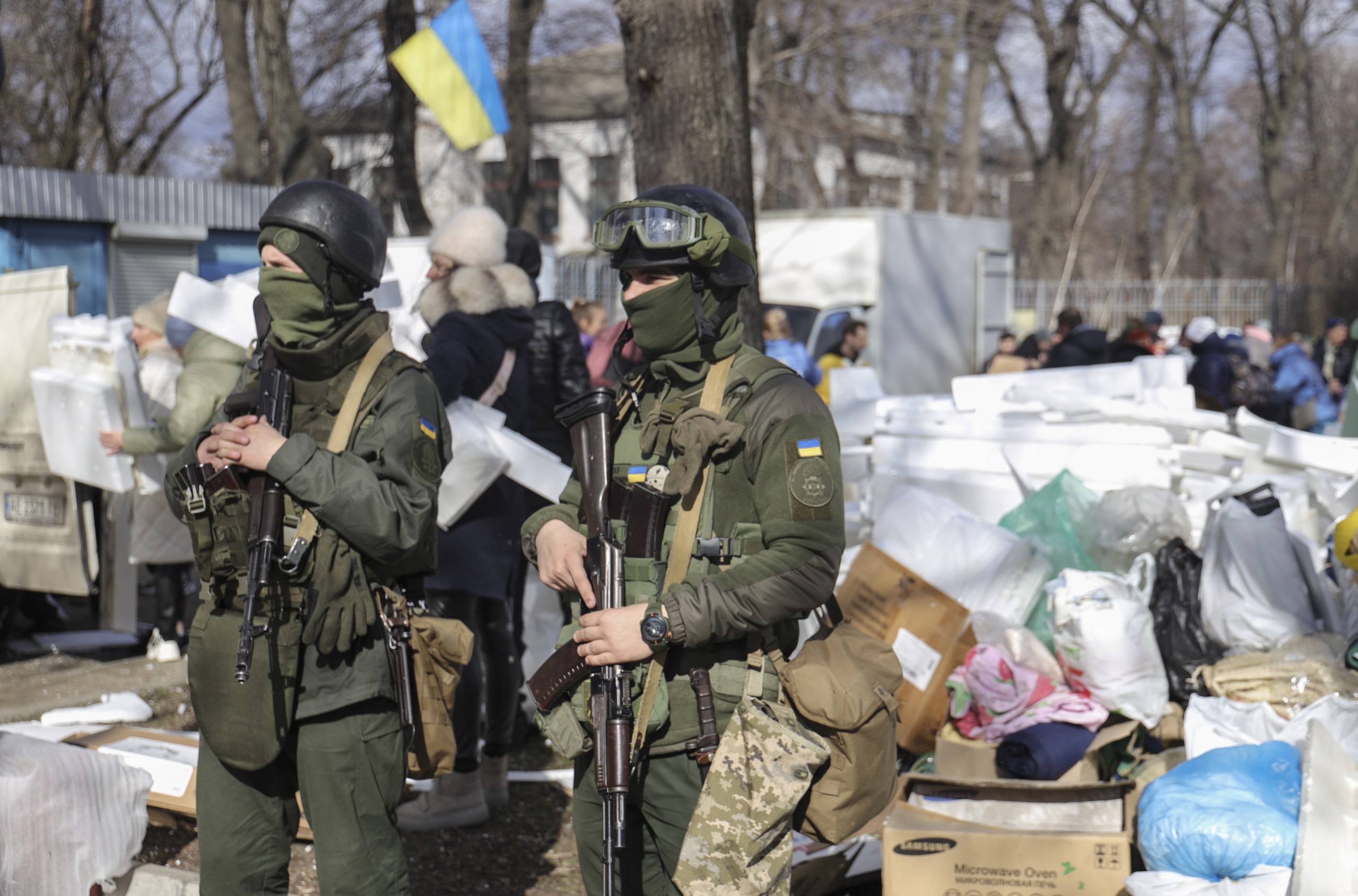 epa09789254 Ukrainian servicemen patrol the city of Dnipro, Ukraine, 27 February 2022. Russian troops entered Ukraine on 24 February prompting the country's president to declare martial law.  EPA/STANISLAV KOZLIUK