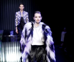 epa09789602 Models present creations by Italian designer Giorgio Armani for his label Emporio Armani during the Milan Women's Fashion Week, in Milan, Italy, 27 February 2022. The Fall-Winter 2022/2023 Women's collections are presented at the Milano Moda Donna from 23 to 28 February 2022.  EPA/MOURAD BALTI TOUATI