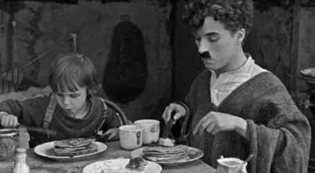 Charlie Chaplin je 1921. u filmu ‘Mališan’ vješto spojio komediju, dramu i melodramu
