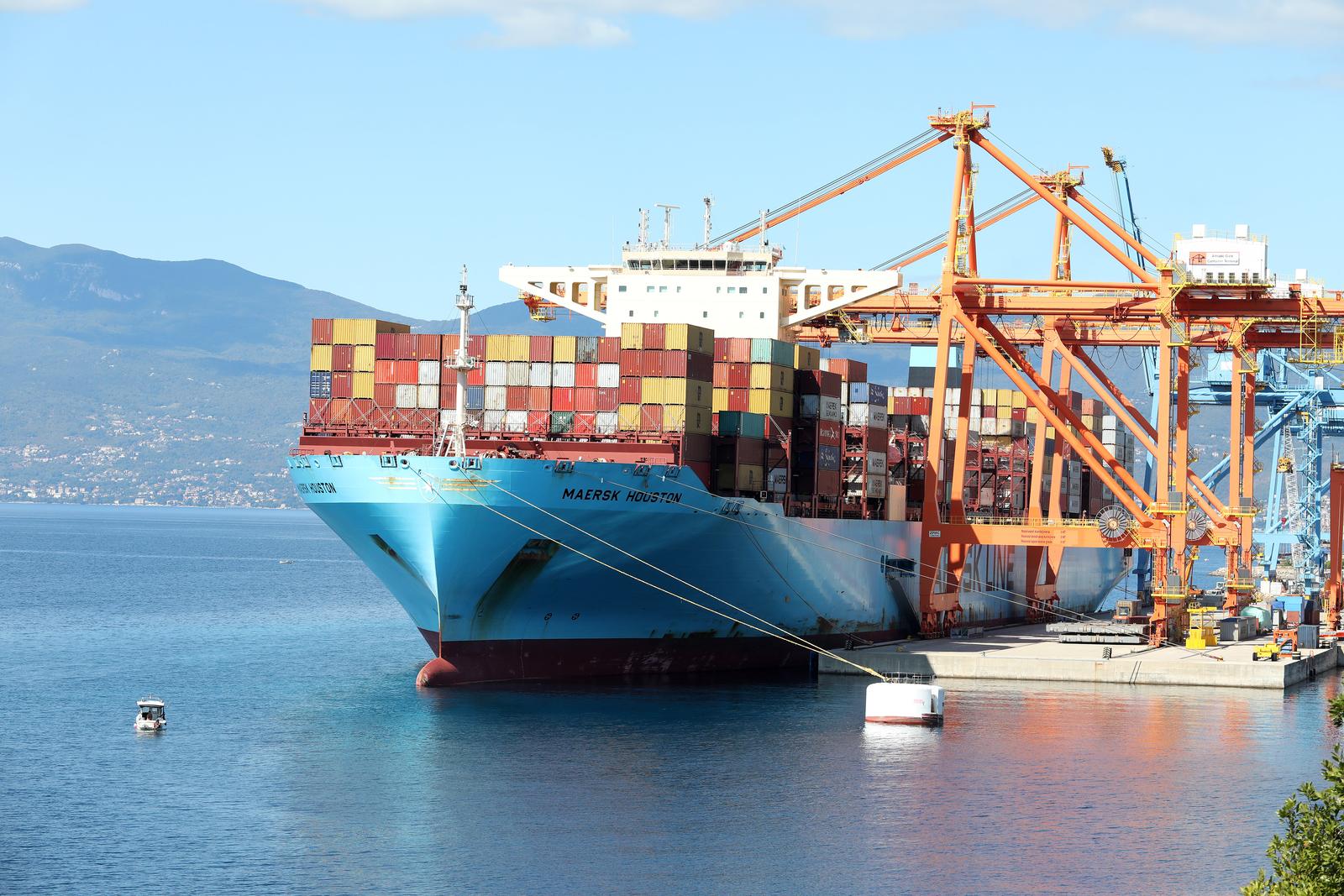 01.09.2021., Rijeka - Brod Maersk Houston prekrcava kontejnere na kontejnerskom terminalu rijecke luke na Brajdici. rPhoto: Goran Kovacic/PIXSELL