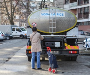 06.02.2022., Zagreb - U Lastovskoj ulici je pukla glavna vodovodna cijev koja je sada u fazi sanacije.Stigla je cisterna s vodom za pice Photo: Tomislav Miletic/PIXSELL