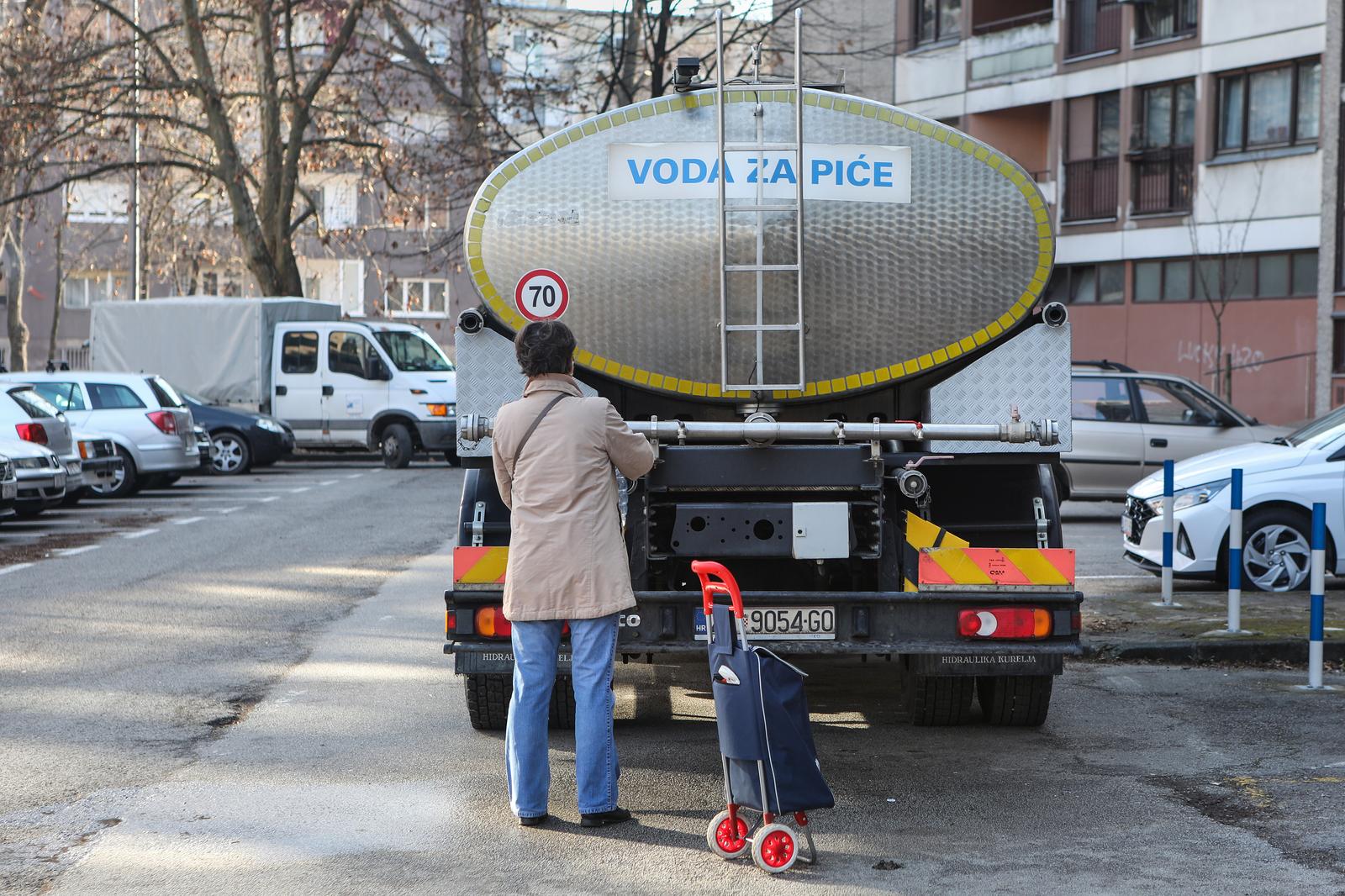06.02.2022., Zagreb - U Lastovskoj ulici je pukla glavna vodovodna cijev koja je sada u fazi sanacije.Stigla je cisterna s vodom za pice Photo: Tomislav Miletic/PIXSELL