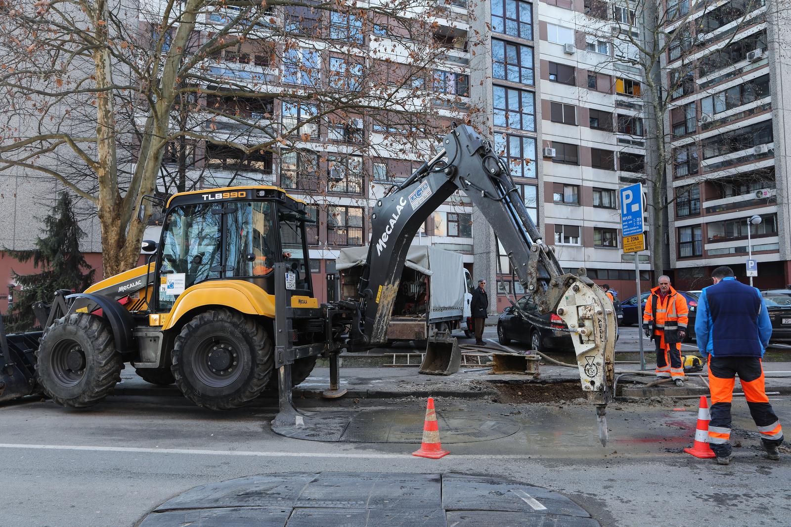 06.02.2022., Zagreb - U Lastovskoj ulici je pukla glavna cijev koja je sada u fazi sanacije. Photo: Tomislav Miletic/PIXSELL