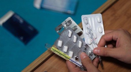 Japan razmatra ranije odobrenje covid pilule