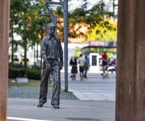 15.09.2021., Osijek - Setac je jedan od najpoznatijih simbola i ulicnih skulptura te na poseban nacin predstavlja grad. Setac je na Trgu slobode u Osijeku postavljen 1974. godine kada je to bila prva ulicna skulptura u Hrvatskoj i jedna od prvih u ovom dijelu Europe. To je silueta broncane skulpture poznatog hrvatskog knjizevnika i publicista Augusta Cesarca, koju je osmislio i izradio osjecki akademski kipar Stjepan Gracan. Nedugo nakon postavljanja, stanovnici Osijeka su broncanoj skulpturi dali nadimak "Setačc" te je pod tim nadimkom spomenik poznat i izvan granica grada Osijeka. Spomenik je visok dva metra i jedan je od rijetkih osjeckih spomenika koji je prezivio Domovinski rat. Photo:Davor Javorovic/PIXSELL