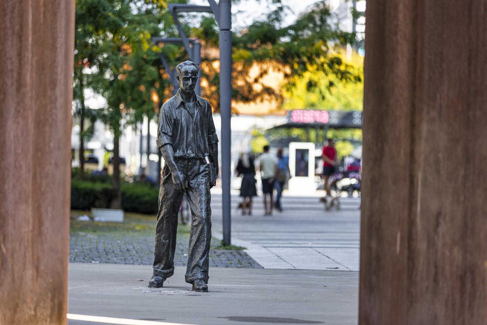 15.09.2021., Osijek - Setac je jedan od najpoznatijih simbola i ulicnih skulptura te na poseban nacin predstavlja grad. Setac je na Trgu slobode u Osijeku postavljen 1974. godine kada je to bila prva ulicna skulptura u Hrvatskoj i jedna od prvih u ovom dijelu Europe. To je silueta broncane skulpture poznatog hrvatskog knjizevnika i publicista Augusta Cesarca, koju je osmislio i izradio osjecki akademski kipar Stjepan Gracan. Nedugo nakon postavljanja, stanovnici Osijeka su broncanoj skulpturi dali nadimak "Setačc" te je pod tim nadimkom spomenik poznat i izvan granica grada Osijeka. Spomenik je visok dva metra i jedan je od rijetkih osjeckih spomenika koji je prezivio Domovinski rat. Photo:Davor Javorovic/PIXSELL