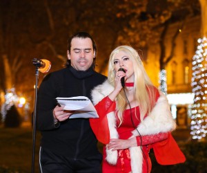 16.12.2020., Zagreb - Bianca Kolompar pjevala bozicne pjesme u parku Zrinjevac. Photo: Luka Stanzl/PIXSELL