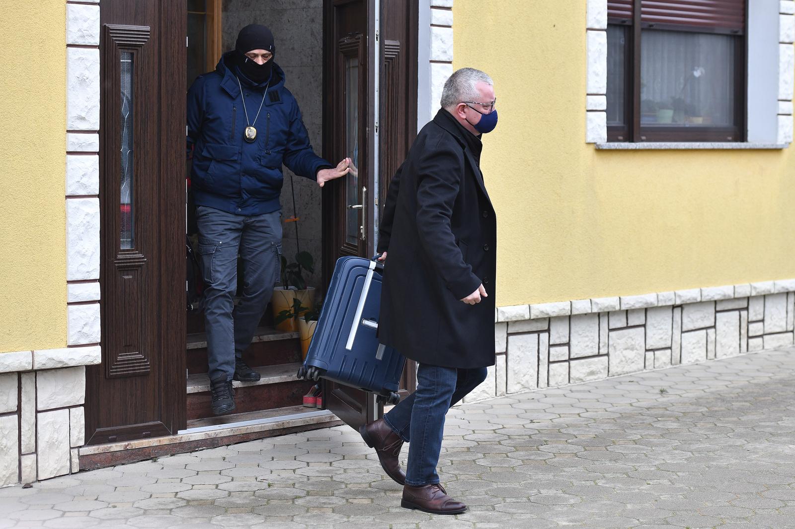 19.02.2022., Donja Dubrava - Ministar Darko Horvat napustio kuću u pratnji policije. Photo: Vjeran Zganec Rogulja/PIXSELL