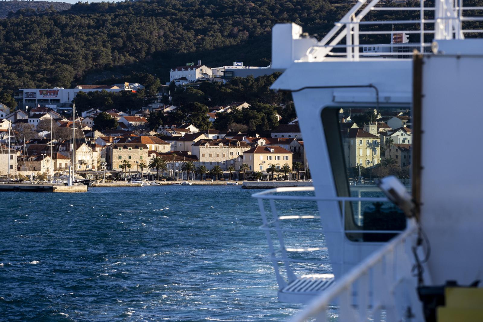 21.01.2022., Supetar - Pogled s trajekta na putu iz Supetra u Split.
     Photo: Miroslav Lelas/PIXSELL